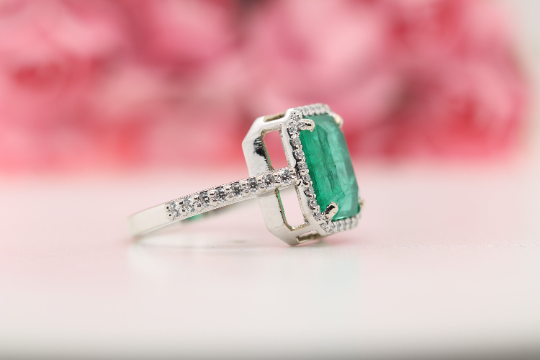 Radiant Elegance Stunning Emerald Gemstone in 9K White Gold Ring