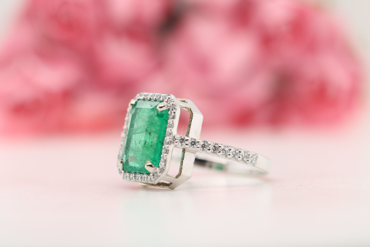 Radiant Elegance Stunning Emerald Gemstone in 9K White Gold Ring