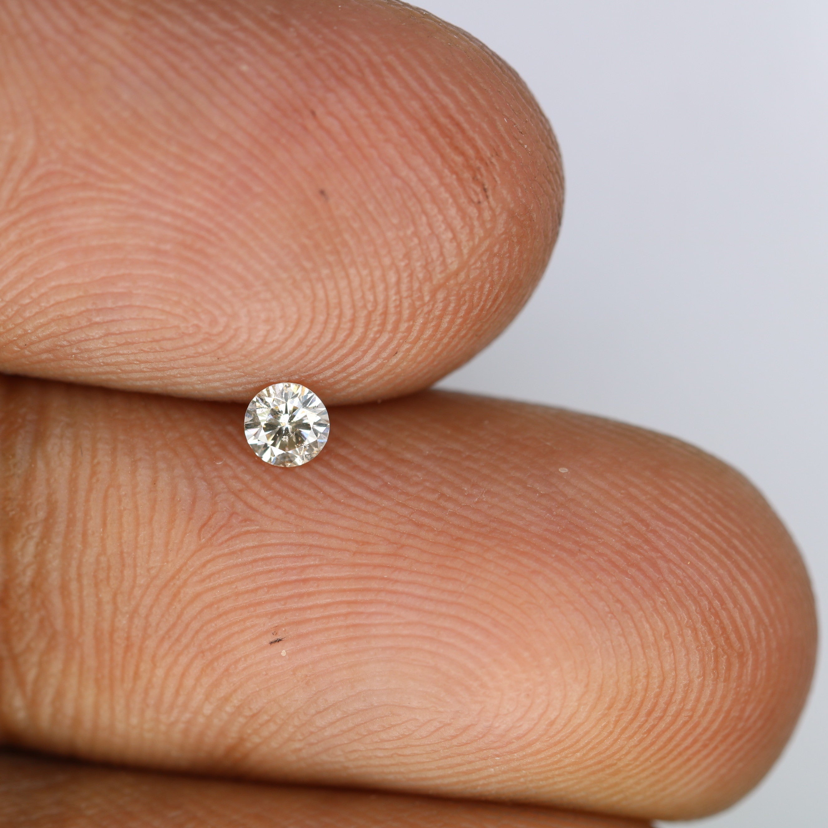 0.12 CT 3.10 x 1.90 MM Very light Yellow Round Brilliant Cut Diamond For Engagement Ring